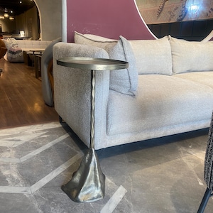 Mesa auxiliar artesanal de latón antiguo / Mesa auxiliar de aluminio de lujo