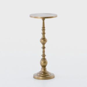 Puede incluir: Una mesa auxiliar dorada y ornamentada con una tapa redonda. La mesa tiene un tallo decorativo y detallado con una base redonda. La mesa mide aproximadamente 71 cm de altura.