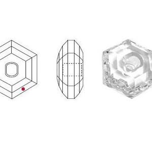 Pode incluir: Três imagens de um cristal transparente e facetado. A primeira imagem é uma vista de cima de uma forma hexagonal com um centro oval. A segunda imagem é uma vista lateral. A terceira imagem é um close-up do cristal.