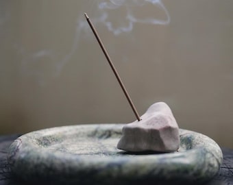 Porta incienso de piedra para varitas — Guijarro natural del desierto de Gobi, decoración de meditación Wabi Sabi