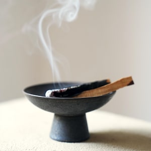 Palo Santo Holder – Ceramic Smudge Bowl for Sacred Wood – Wabi Sabi Minimalist Incense Dish – Handmade Altar Decor – Spiritual Gift