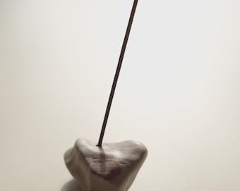 Porta incienso de piedra para varitas — Guijarro natural del desierto de Gobi, decoración de meditación Wabi Sabi