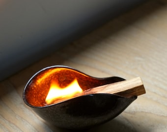 Bol ondulé en céramique avec support pour pierre gratuit | Brûleur Palo Santo | Bol d'encens noir bio pour autel et décoration spirituelle