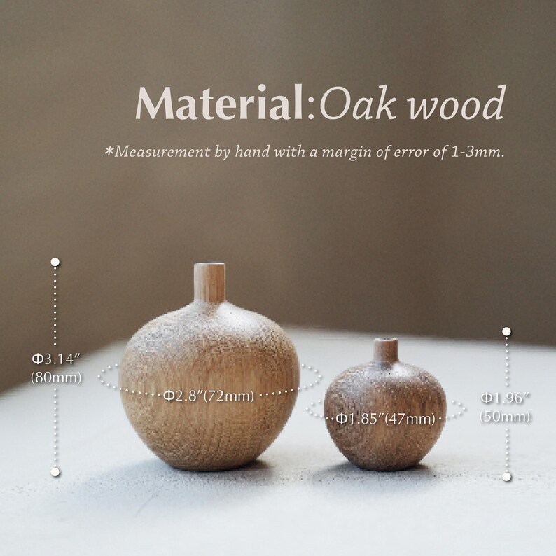 Puede incluir: Dos peque&ntilde;os jarrones redondos de madera de roble. El jarr&oacute;n m&aacute;s grande mide 80 mm de alto y 72 mm de ancho. El jarr&oacute;n m&aacute;s peque&ntilde;o mide 50 mm de alto y 47 mm de ancho. El texto de la imagen dice "Material: Oak wood".