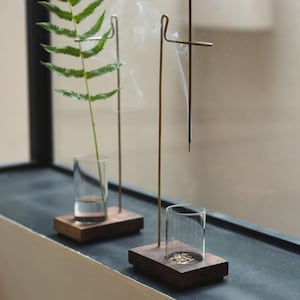 Aufhängung Räucherstäbchenhalter, Nussbaum und Messing hängender Weihrauchbrenner, minimalistischer Aschefänger, Japandi-Dekor, Zen-Garten, Meditationsgeschenk