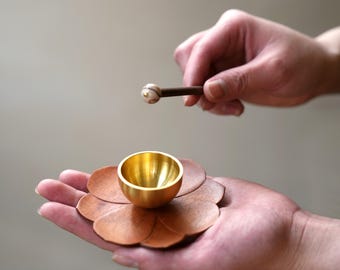 Ensemble de mini bols chantants personnalisés | Bol sonore de méditation avec base en bois | Décoration d'autel zen | Cadeau de pleine conscience et guérison par le son pour la fête des Mères