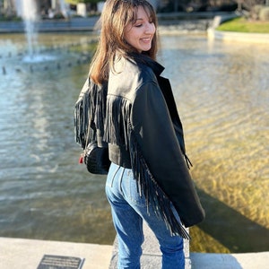 Veste à franges en cuir véritable noir pour femmes, veste à franges en cuir d'agneau noir pour femmes faites à la main, veste de festival, cadeau pour elle