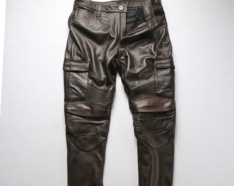 Op de afbeelding: Bruine leren cargo broek met meerdere zakken en kniebeschermers.