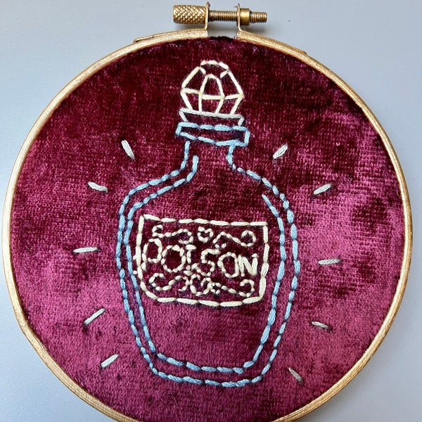 Fertige Stickerei mit Giftfläschchen -Poison Embroidery- hoop Art for Halloween