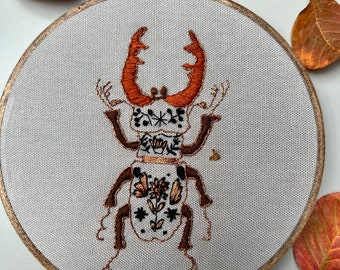 Fertige Stickerei mit Käfer. Von Hand gestickt- vintage inspiriert - gothic Victorian embroidery- Gestickte Kuriosität Hirschkäfer