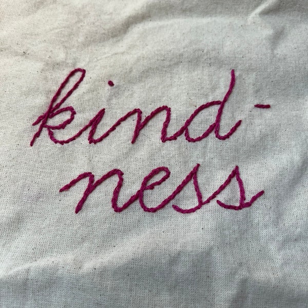 Bestickte Stofftasche mit Aufschrift „kindness“, embroidered bag