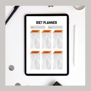 Könnte beinhalten: Ein digitaler Ernährungsplaner auf einem Tablet-Bildschirm mit weißem Hintergrund. Der Planer trägt den Titel "DIET PLANNER" und ist in sieben Wochentage unterteilt: Montag, Dienstag, Mittwoch, Donnerstag, Freitag, Samstag und Sonntag. Jeder Tag hat einen Platz zum Eintragen von Mahlzeiten.