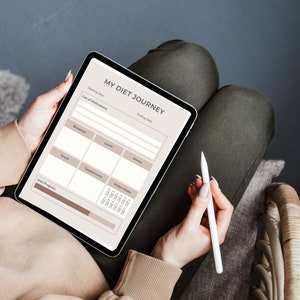 Könnte beinhalten: Ein digitales Tablet mit weißem Hintergrund und schwarzem Text zeigt einen Ernährungstracker mit Abschnitten für Frühstück, Mittagessen, Abendessen, Snacks, Nahrungsergänzungsmittel und Wasseraufnahme. Der Text auf dem Tablet lautet "MY DIET JOURNEY", "Starting Date", "List of Motivations", "Ending Date", "Diet Progress" und "Water Intake".