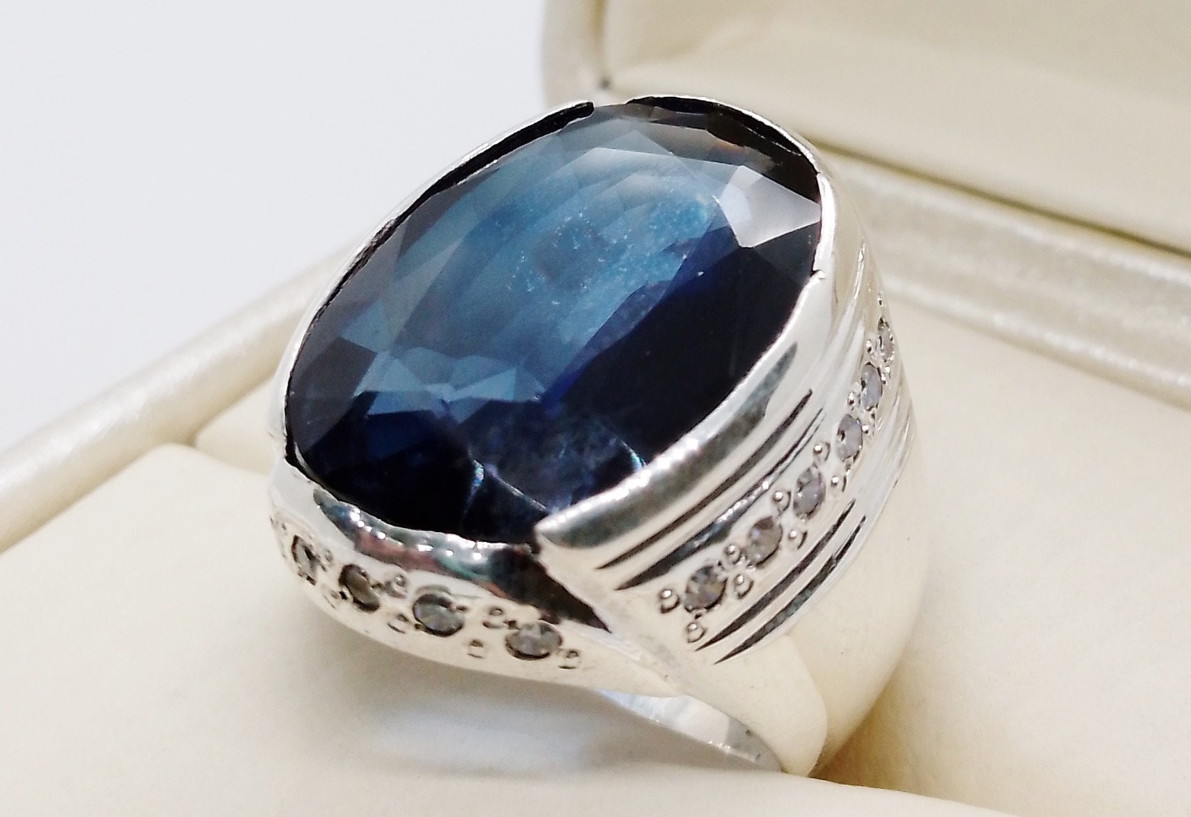 Superstitious Superstar: Amitabh Bachchan's Blue Sapphire Ring! | Nikita  Jewellers Pvt. Ltd.