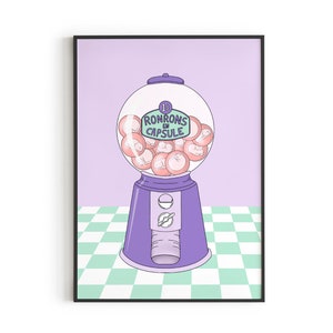 Peut inclure: Impression encadrée d'une machine à boules roses. La machine est violette avec une boule transparente et le texte "RONRON'S CAPSULE". Le fond est violet clair avec un sol à carreaux verts et blancs.