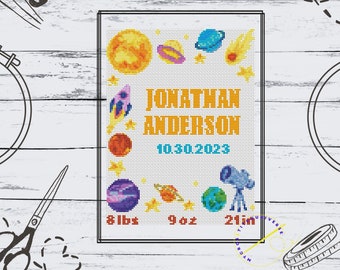 Puede incluir: Un patrón de punto de cruz con temática espacial. Presenta planetas, estrellas, un cohete y un telescopio. El texto dice "Jonathan Anderson 10.30.2023 8 lbs 9 oz 21 in".