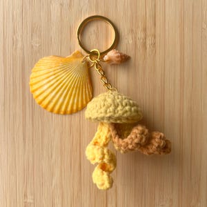 Crochet Jellyfish Keychain - Amigurumi Ocean Bag Charm with Real Seashells, Kawaii Beach Gift, Marine Life Accessory