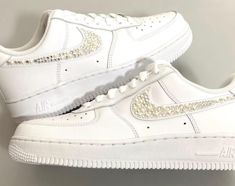 Bröllop Brudtärna Bal Bling Air Force 1 Kristallpärlor Glittrande Bling Diamant Besmyckade Strass Anpassade Vita Sneakers Gåva