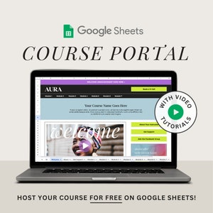 Könnte beinhalten: Ein Laptop-Bildschirm zeigt eine Website mit dem Text "COURSE PORTAL" und einer Willkommensnachricht. Die Website ist so konzipiert, dass sie Online-Kurse mit Google Sheets hostet. Das Bild enthält ein Wiedergabesymbol und den Text "WITH VIDEO TUTORIALS".