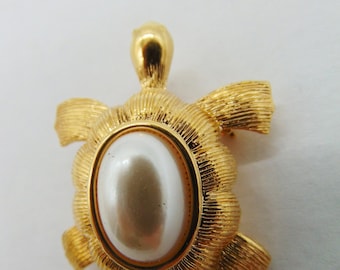 Vintage Turtle Faux Pearl Tortoise Broche Pin Gold Tone Napier ondertekende broche