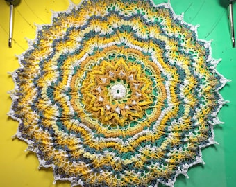 Gehaakt kleedje met zonnebloem-mandala