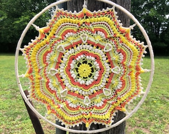 Gehaakte felgekleurde mandala/kleedje dromenvanger