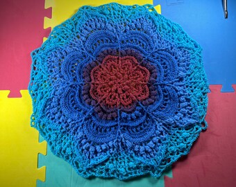 Handgemaakt gehaakt kleedje: donkerblauw en rood garen