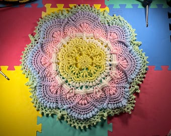 Handgemaakt gehaakt kleedje - pastel regenboogdecor