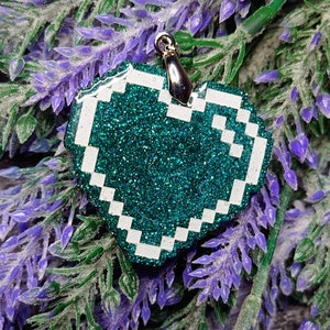 Heart pendant, retro, Zelda, turquoise glitter, white outlines