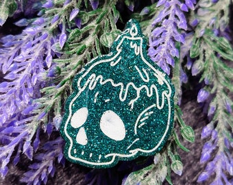 Skull pin with candle, glittering turquoise with white outlines