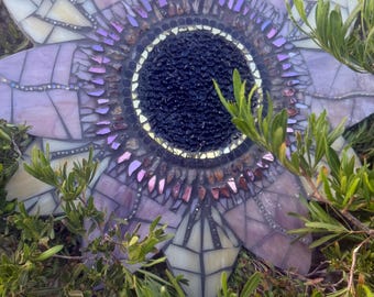 Wandbild mit Blumenmosaik aus Buntglas: Lila/Creme/Kristalle (17,5 Zoll Durchmesser)
