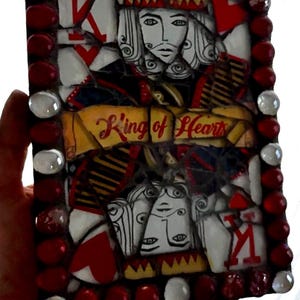 Mosaïque King of Hearts – Art du verre et du cabochon fait main 5,5 x 7,5 po. – Décoration murale de cartes à jouer – Art du sucre cannelle