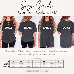 Pu&ograve; includere: Una guida alle taglie per t-shirt Comfort Colors 1717 con quattro viste di una t-shirt grigio scuro etichettata SMALL e LARGE. Include un testo che indica che il modello &egrave; alto 5'4 e una tabella con misure di larghezza e lunghezza in pollici da S a 4X.