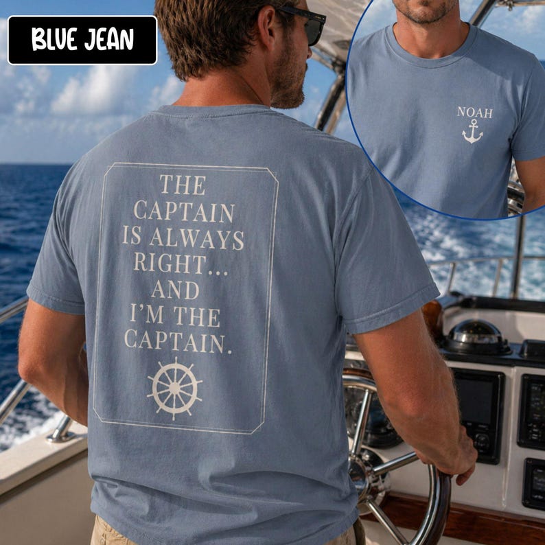 Pu&ograve; includere: T-shirt blu chiaro girocollo con la scritta "THE CAPTAIN IS ALWAYS RIGHT... AND I'M THE CAPTAIN" in un riquadro rettangolare bianco. La maglietta presenta anche il nome "NOAH" e una grafica di un'ancora.