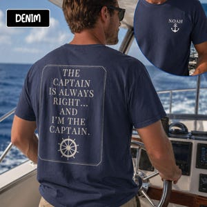 Pu&ograve; includere: T-shirt blu navy con la scritta "THE CAPTAIN IS ALWAYS RIGHT... AND I'M THE CAPTAIN" sul retro. La maglietta presenta anche un'ancora bianca e il nome "NOAH" sul davanti. La parola "DENIM" &egrave; in un riquadro nero in alto a sinistra.