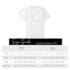 Pu&ograve; includere: T-shirt bianca con misure di larghezza, lunghezza e lunghezza manica. L'immagine include una guida alle taglie con misure imperiali in pollici e misure metriche in centimetri. Viene visualizzato il testo "Size Guide Comfort Colors 1717".