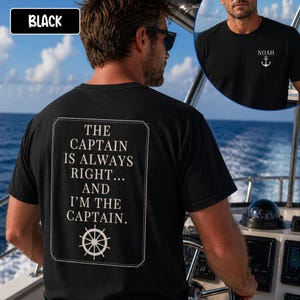 Pu&ograve; includere: T-shirt nero con la scritta "THE CAPTAIN IS ALWAYS RIGHT... AND I'M THE CAPTAIN" e un disegno di timone. La maglietta presenta anche il nome "NOAH" e un'ancora sul davanti. La maglietta &egrave; nera.