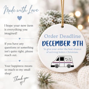 Puede incluir: Un adorno redondo de cer&aacute;mica blanca colgado de un cord&oacute;n dorado. El adorno presenta el texto Order Deadline DECEMBER 9TH y un gr&aacute;fico de un cami&oacute;n de correo. El texto dice To give your order the best chance of arriving before Christmas.