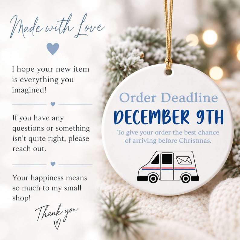 Puede incluir: Un adorno redondo de cer&aacute;mica blanca colgado de un cord&oacute;n dorado. El adorno presenta el texto Order Deadline DECEMBER 9TH y un gr&aacute;fico de un cami&oacute;n de correo. El texto dice To give your order the best chance of arriving before Christmas.