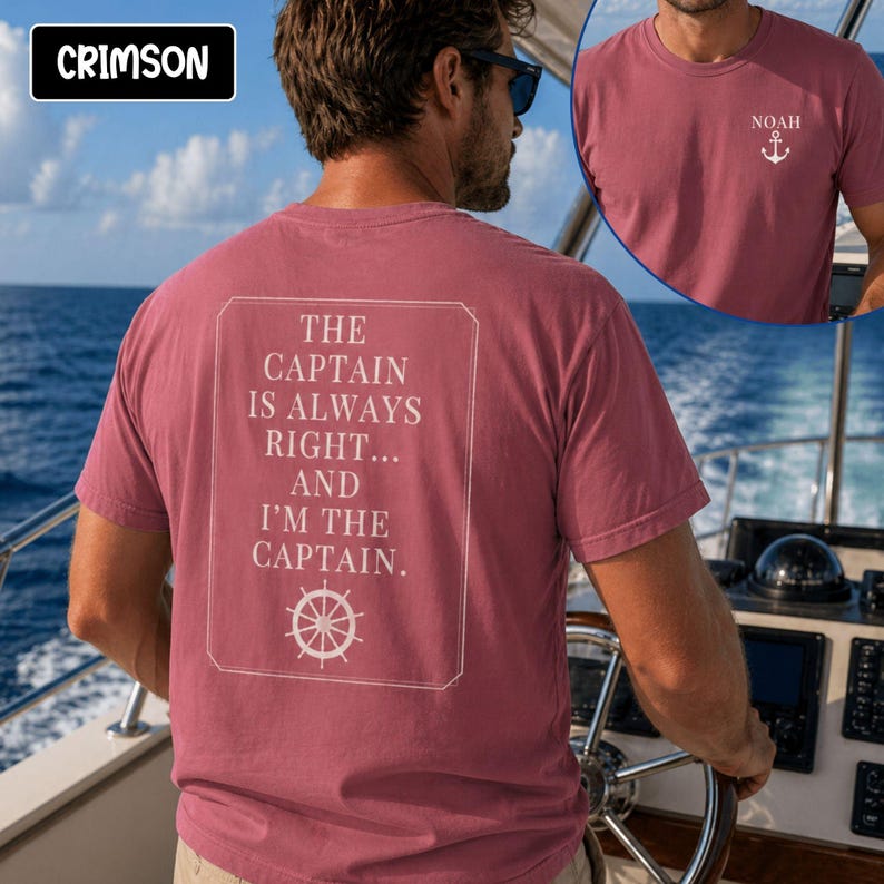 Pu&ograve; includere: T-shirt a maniche corte color cremisi con la scritta "THE CAPTAIN IS ALWAYS RIGHT... AND I'M THE CAPTAIN" e un disegno di timone. La parte anteriore della maglietta ha il nome "NOAH" e un'ancora. La maglietta viene indossata su una barca.