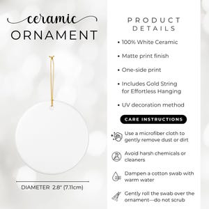 Puede incluir: Un adorno de cer&aacute;mica blanca redondo con un cord&oacute;n dorado para colgar. Los detalles del producto indican 100% cer&aacute;mica blanca, acabado mate, impresi&oacute;n a una cara y m&eacute;todo UV. El di&aacute;metro es de 7,11 cm. Incluye instrucciones de cuidado.