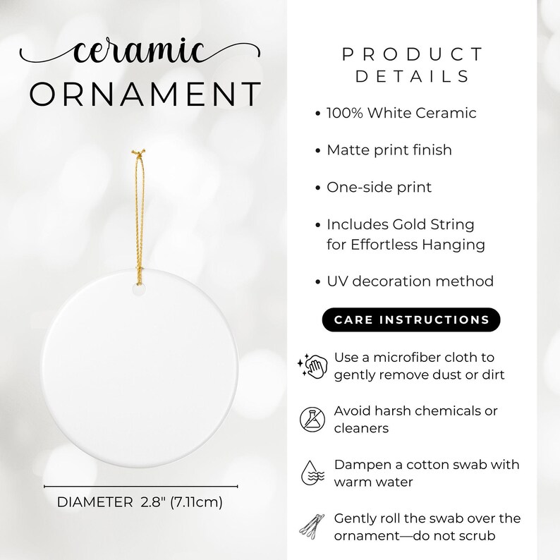 Puede incluir: Un adorno de cer&aacute;mica blanca redondo con un cord&oacute;n dorado para colgar. Los detalles del producto indican 100% cer&aacute;mica blanca, acabado mate, impresi&oacute;n a una cara y m&eacute;todo UV. El di&aacute;metro es de 7,11 cm. Incluye instrucciones de cuidado.