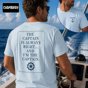 Pu&ograve; includere: T-shirt azzurra con la scritta "THE CAPTAIN IS ALWAYS RIGHT... AND I'M THE CAPTAIN" e un disegno di timone. La maglietta presenta anche il nome "NOAH" e un'ancora sul davanti. La maglietta viene indossata su una barca.