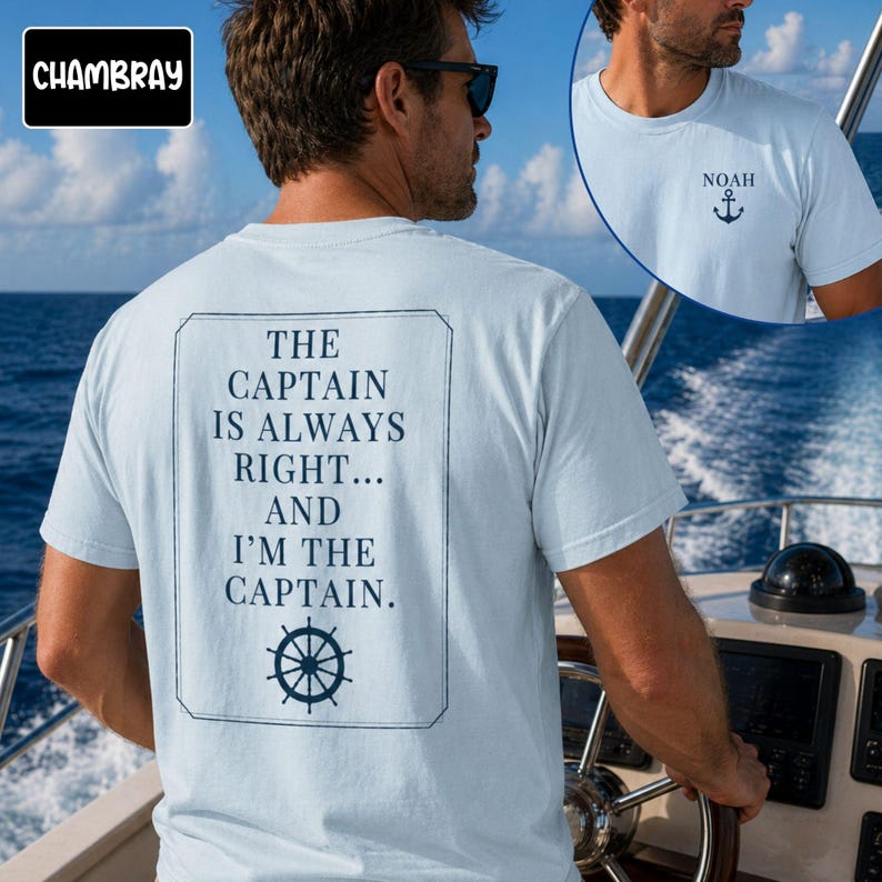 Pu&ograve; includere: T-shirt azzurra con la scritta "THE CAPTAIN IS ALWAYS RIGHT... AND I'M THE CAPTAIN" e un disegno di timone. La maglietta presenta anche il nome "NOAH" e un'ancora sul davanti. La maglietta viene indossata su una barca.