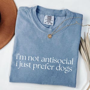 Non sono antisociale, preferisco solo i cani T-shirt / Maglietta per mamma di cani / Maglietta unisex per amanti dei cani / Maglietta per introversi / Maglietta con umorismo sui cani / Regalo per amanti dei cani