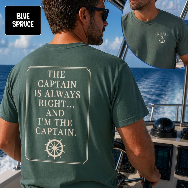 Pu&ograve; includere: Una maglietta blu abete con la scritta "THE CAPTAIN IS ALWAYS RIGHT... AND I'M THE CAPTAIN" in un riquadro bianco. La maglietta presenta anche una grafica del timone. Un'immagine pi&ugrave; piccola mostra una maglietta con il nome "NOAH" e un'ancora.