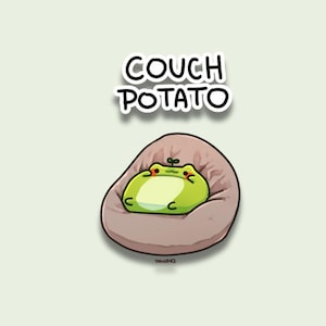 Puede incluir: Ilustración de dibujos animados de una rana verde relajándose en un puf marrón. La rana tiene ojos rojos y un pequeño brote en la cabeza. Encima de la rana, el texto "COUCH POTATO" en negro.