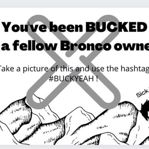 Può includere: Un'illustrazione in bianco e nero di una catena montuosa con una graffetta grigia a forma di X. Il testo "You've been BUCKED by a fellow Bronco owner!" è scritto in nero. Sotto le montagne, il testo "Take a picture of this and use the hashtag #BUCKYEAH!" è scritto in nero. Il testo "Sick Bronco!" è scritto in nero sopra una sagoma nera di un cavallo.