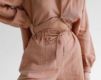 Tweedelige set katoenen mousseline, short en shirt met hoge taille