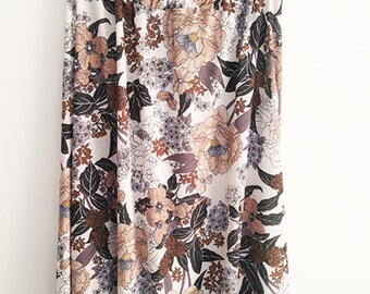 Tejido con estampado de flores con mucha caida. Perfecto para falda, blusas o vestidos. Tonos marrones